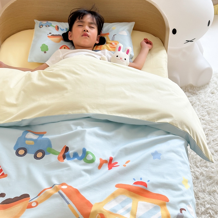 91家纺网 家纺一手货源 找家纺 嗨生活 2025新款A类全棉纯棉40s数码印花原创大版卡通幼儿园套件 幼儿园三件套 蓝色挖掘