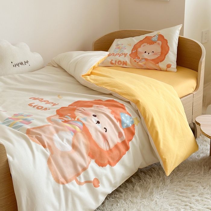 91家纺网 家纺一手货源 找家纺 嗨生活 2025新款A类全棉纯棉40s数码印花原创大版卡通幼儿园套件 幼儿园三件套 萌小狮