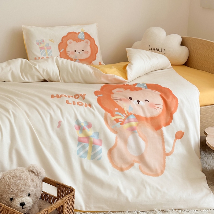 91家纺网 家纺一手货源 找家纺 嗨生活 2025新款A类全棉纯棉40s数码印花原创大版卡通幼儿园套件 幼儿园三件套 萌小狮