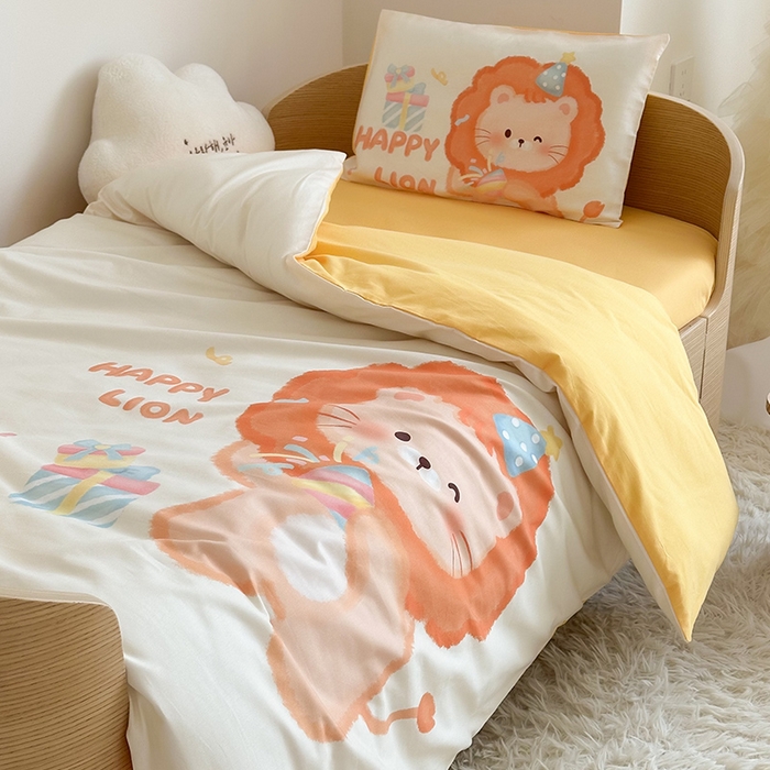 91家纺网 家纺一手货源 找家纺 嗨生活 2025新款A类全棉纯棉40s数码印花原创大版卡通幼儿园套件 幼儿园三件套 萌小狮