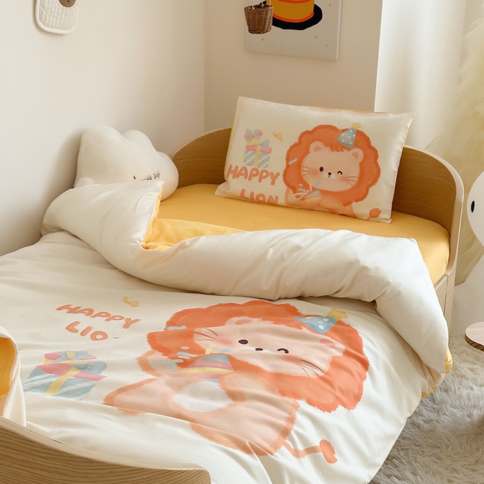 91家纺网 家纺一手货源 找家纺 嗨生活 2025新款A类全棉纯棉40s数码印花原创大版卡通幼儿园套件 幼儿园三件套 萌小狮