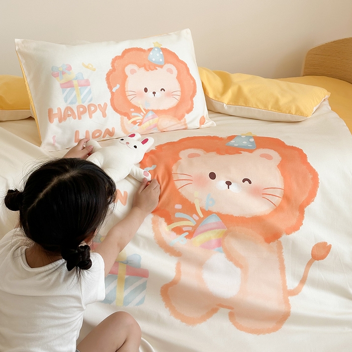 91家纺网 家纺一手货源 找家纺 嗨生活 2025新款A类全棉纯棉40s数码印花原创大版卡通幼儿园套件 幼儿园三件套 萌小狮