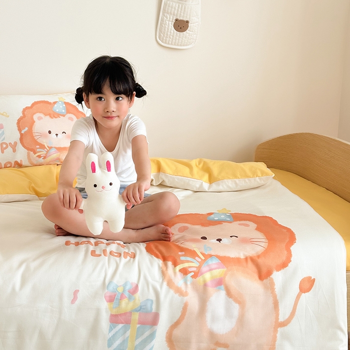 91家纺网 家纺一手货源 找家纺 嗨生活 2025新款A类全棉纯棉40s数码印花原创大版卡通幼儿园套件 幼儿园三件套 萌小狮