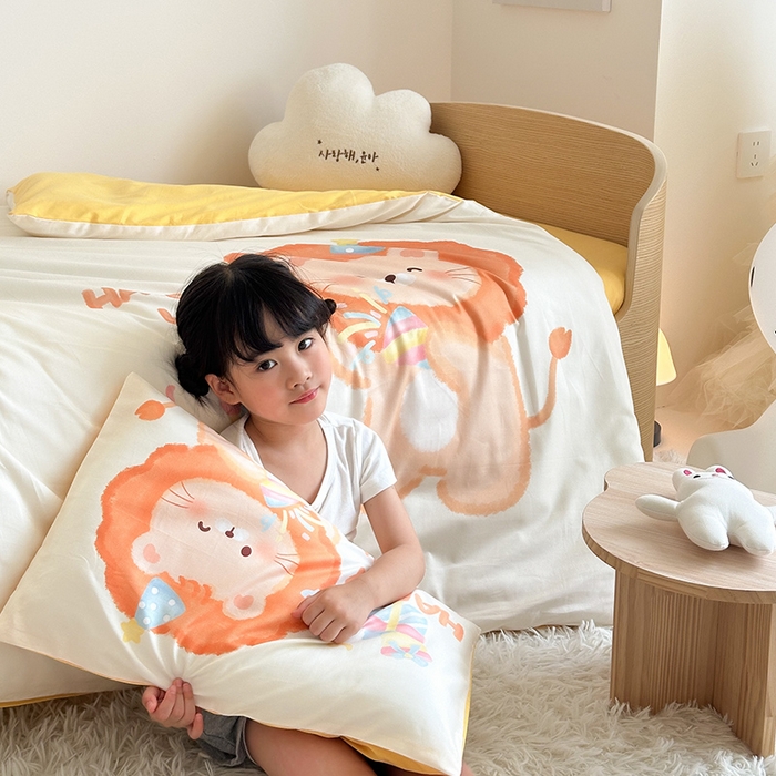 91家纺网 家纺一手货源 找家纺 嗨生活 2025新款A类全棉纯棉40s数码印花原创大版卡通幼儿园套件 幼儿园三件套 萌小狮