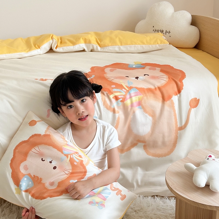 91家纺网 家纺一手货源 找家纺 嗨生活 2025新款A类全棉纯棉40s数码印花原创大版卡通幼儿园套件 幼儿园三件套 萌小狮