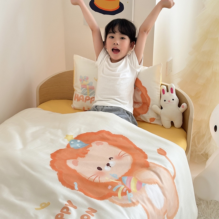 91家纺网 家纺一手货源 找家纺 嗨生活 2025新款A类全棉纯棉40s数码印花原创大版卡通幼儿园套件 幼儿园三件套 萌小狮