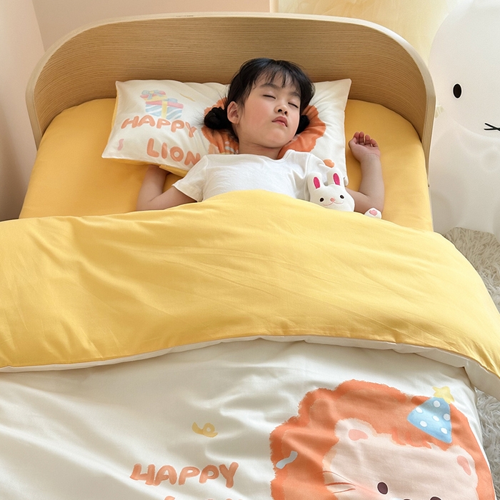 91家纺网 家纺一手货源 找家纺 嗨生活 2025新款A类全棉纯棉40s数码印花原创大版卡通幼儿园套件 幼儿园三件套 萌小狮