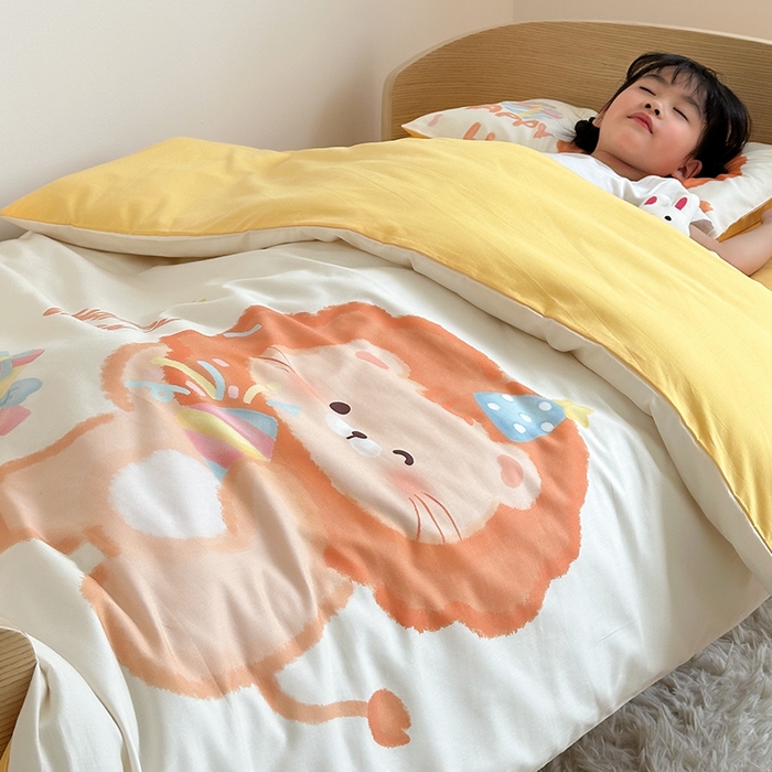 91家纺网 家纺一手货源 找家纺 嗨生活 2025新款A类全棉纯棉40s数码印花原创大版卡通幼儿园套件 幼儿园三件套 萌小狮