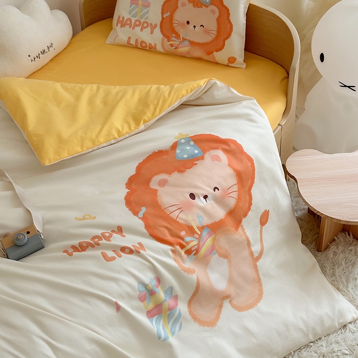 91家纺网 家纺一手货源 找家纺 嗨生活 2025新款A类全棉纯棉40s数码印花原创大版卡通幼儿园套件 幼儿园三件套 萌小狮