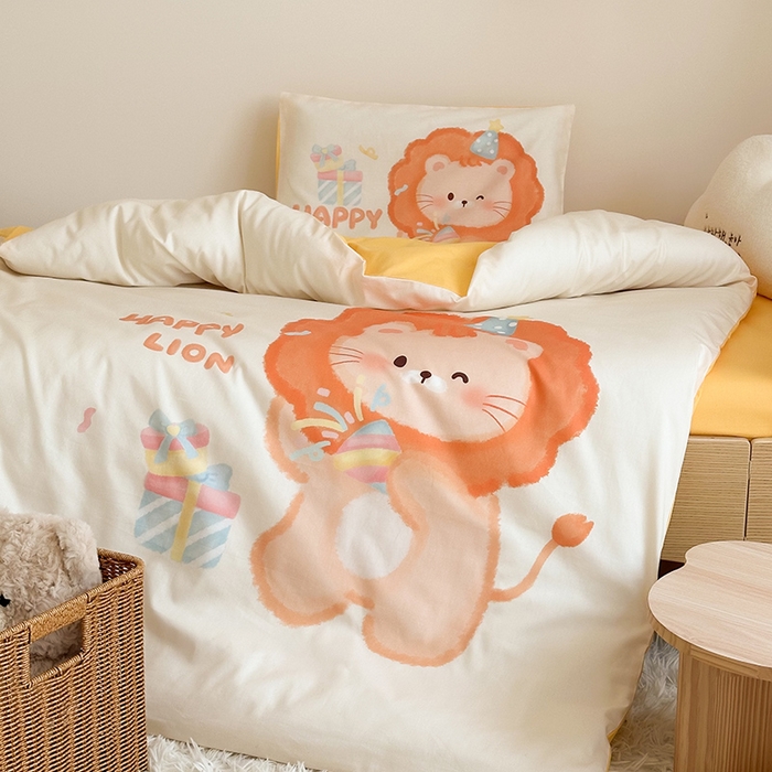 91家纺网 家纺一手货源 找家纺 嗨生活 2025新款A类全棉纯棉40s数码印花原创大版卡通幼儿园套件 幼儿园三件套 萌小狮