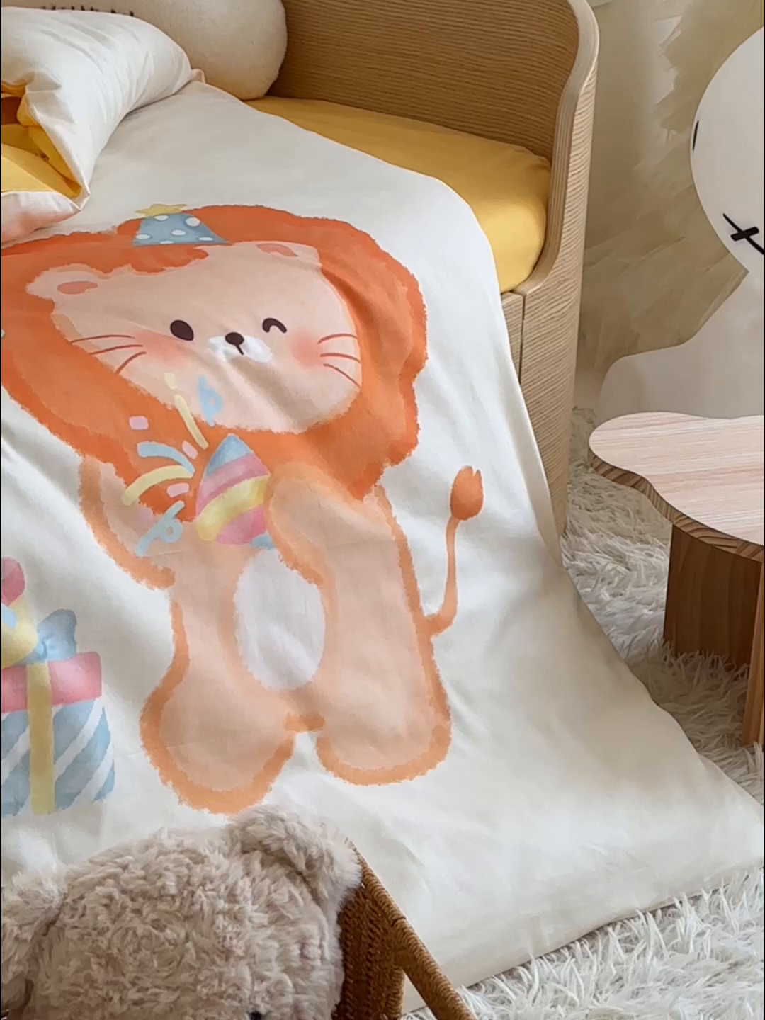 91家纺网 家纺一手货源 找家纺 嗨生活 2025新款A类全棉纯棉40s数码印花原创大版卡通幼儿园套件 幼儿园三件套 萌小狮