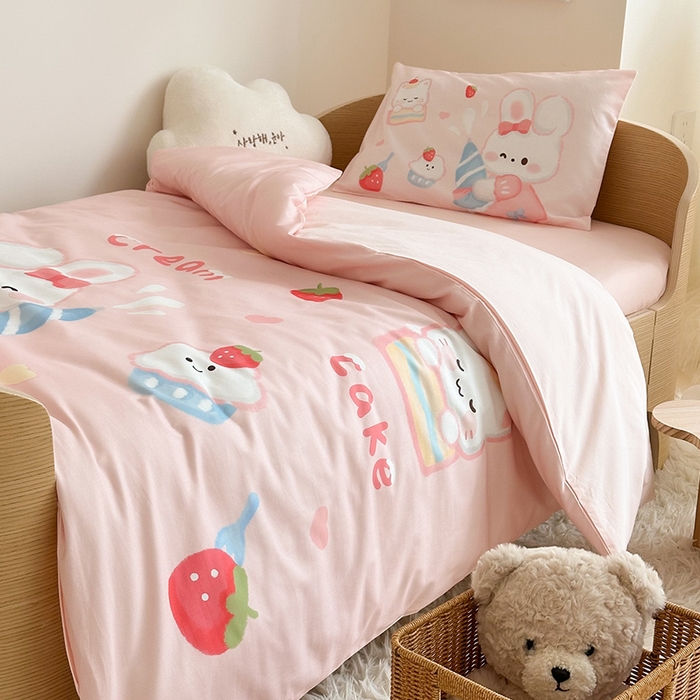 91家纺网 家纺一手货源 找家纺 嗨生活 2025新款A类全棉纯棉40s数码印花原创大版卡通幼儿园套件 幼儿园三件套 萌小兔