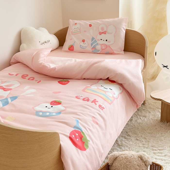 91家纺网 家纺一手货源 找家纺 嗨生活 2025新款A类全棉纯棉40s数码印花原创大版卡通幼儿园套件 幼儿园三件套 萌小兔