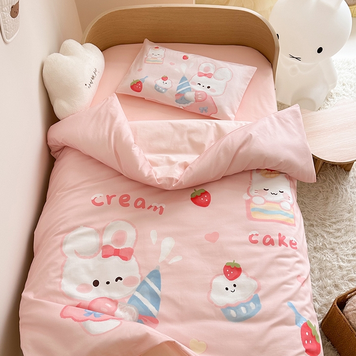 91家纺网 家纺一手货源 找家纺 嗨生活 2025新款A类全棉纯棉40s数码印花原创大版卡通幼儿园套件 幼儿园三件套 萌小兔