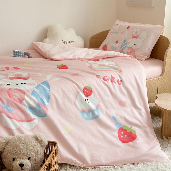 91家纺网 家纺一手货源 找家纺 嗨生活 2025新款A类全棉纯棉40s数码印花原创大版卡通幼儿园套件 幼儿园三件套 萌小兔