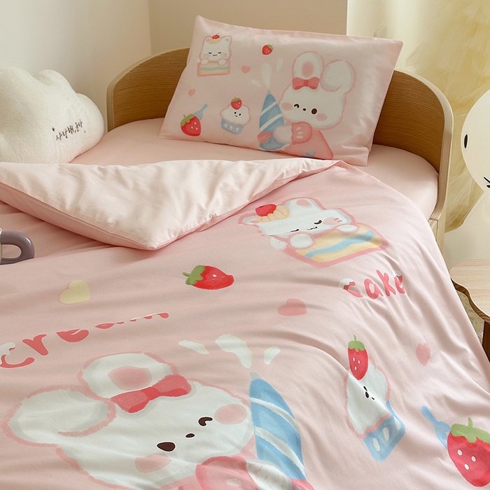 91家纺网 家纺一手货源 找家纺 嗨生活 2025新款A类全棉纯棉40s数码印花原创大版卡通幼儿园套件 幼儿园三件套 萌小兔