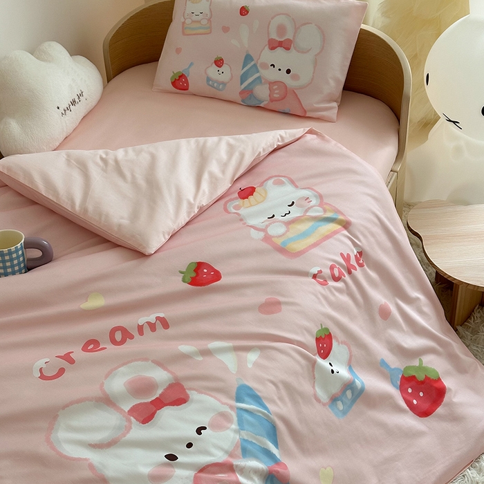 91家纺网 家纺一手货源 找家纺 嗨生活 2025新款A类全棉纯棉40s数码印花原创大版卡通幼儿园套件 幼儿园三件套 萌小兔