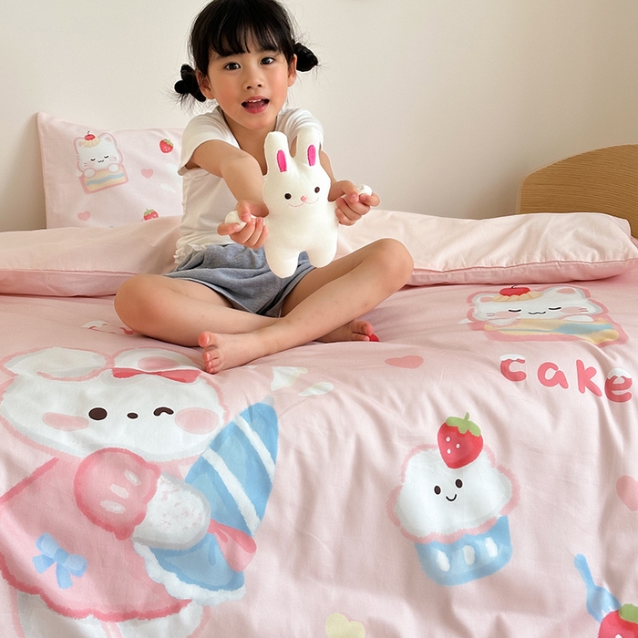 91家纺网 家纺一手货源 找家纺 嗨生活 2025新款A类全棉纯棉40s数码印花原创大版卡通幼儿园套件 幼儿园三件套 萌小兔