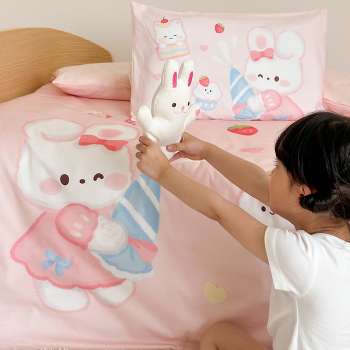 91家纺网 家纺一手货源 找家纺 嗨生活 2025新款A类全棉纯棉40s数码印花原创大版卡通幼儿园套件 幼儿园三件套 萌小兔