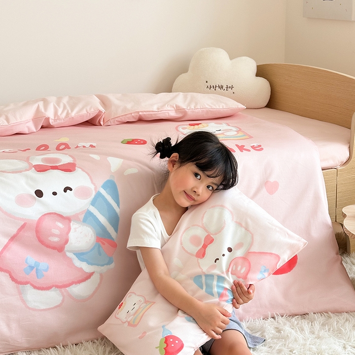 91家纺网 家纺一手货源 找家纺 嗨生活 2025新款A类全棉纯棉40s数码印花原创大版卡通幼儿园套件 幼儿园三件套 萌小兔