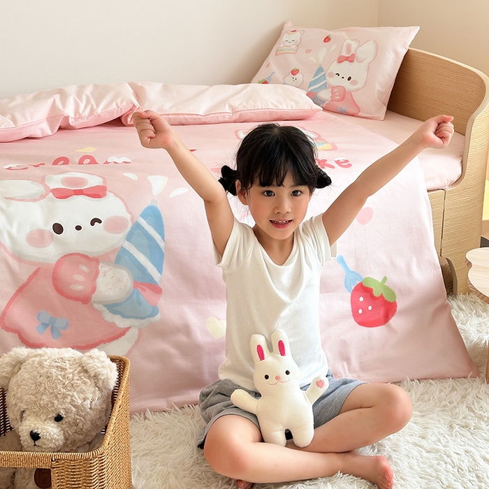 91家纺网 家纺一手货源 找家纺 嗨生活 2025新款A类全棉纯棉40s数码印花原创大版卡通幼儿园套件 幼儿园三件套 萌小兔