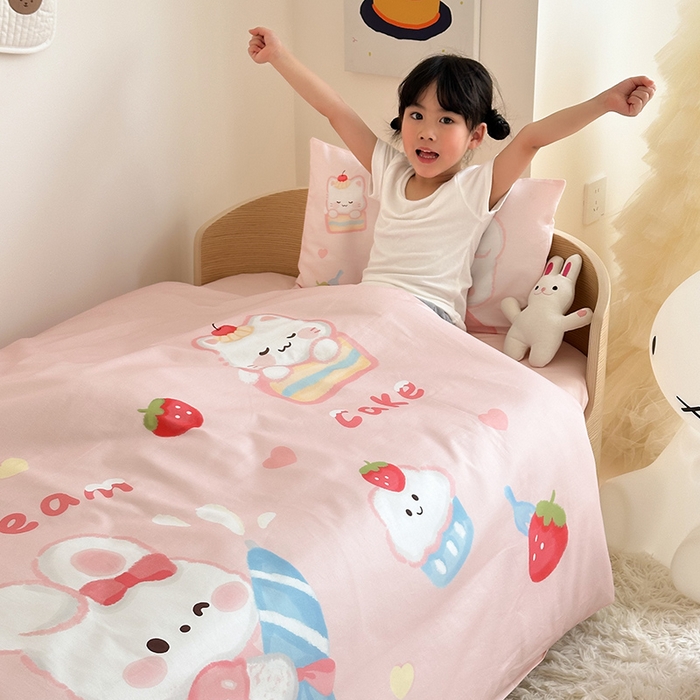 91家纺网 家纺一手货源 找家纺 嗨生活 2025新款A类全棉纯棉40s数码印花原创大版卡通幼儿园套件 幼儿园三件套 萌小兔