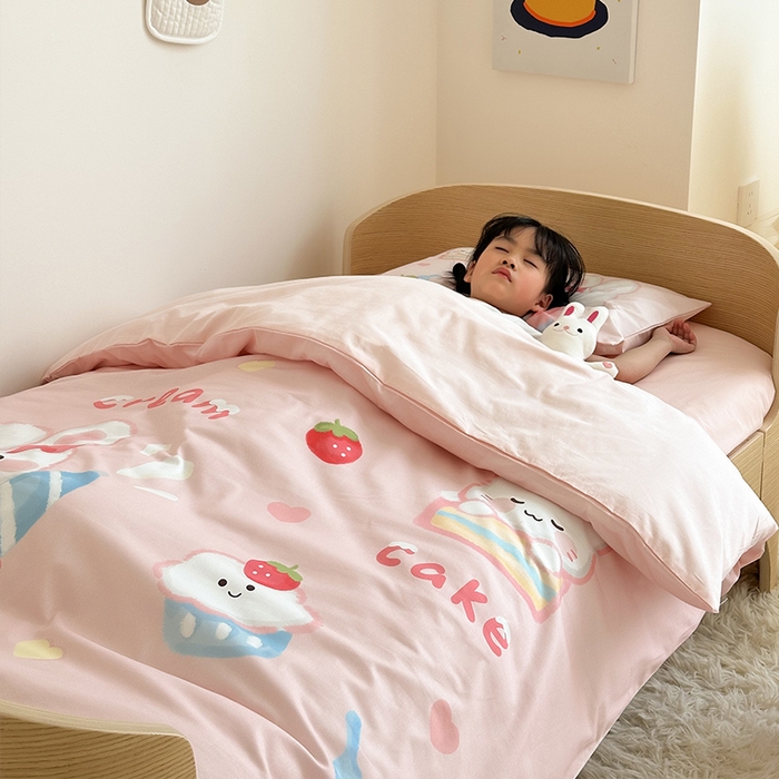 91家纺网 家纺一手货源 找家纺 嗨生活 2025新款A类全棉纯棉40s数码印花原创大版卡通幼儿园套件 幼儿园三件套 萌小兔