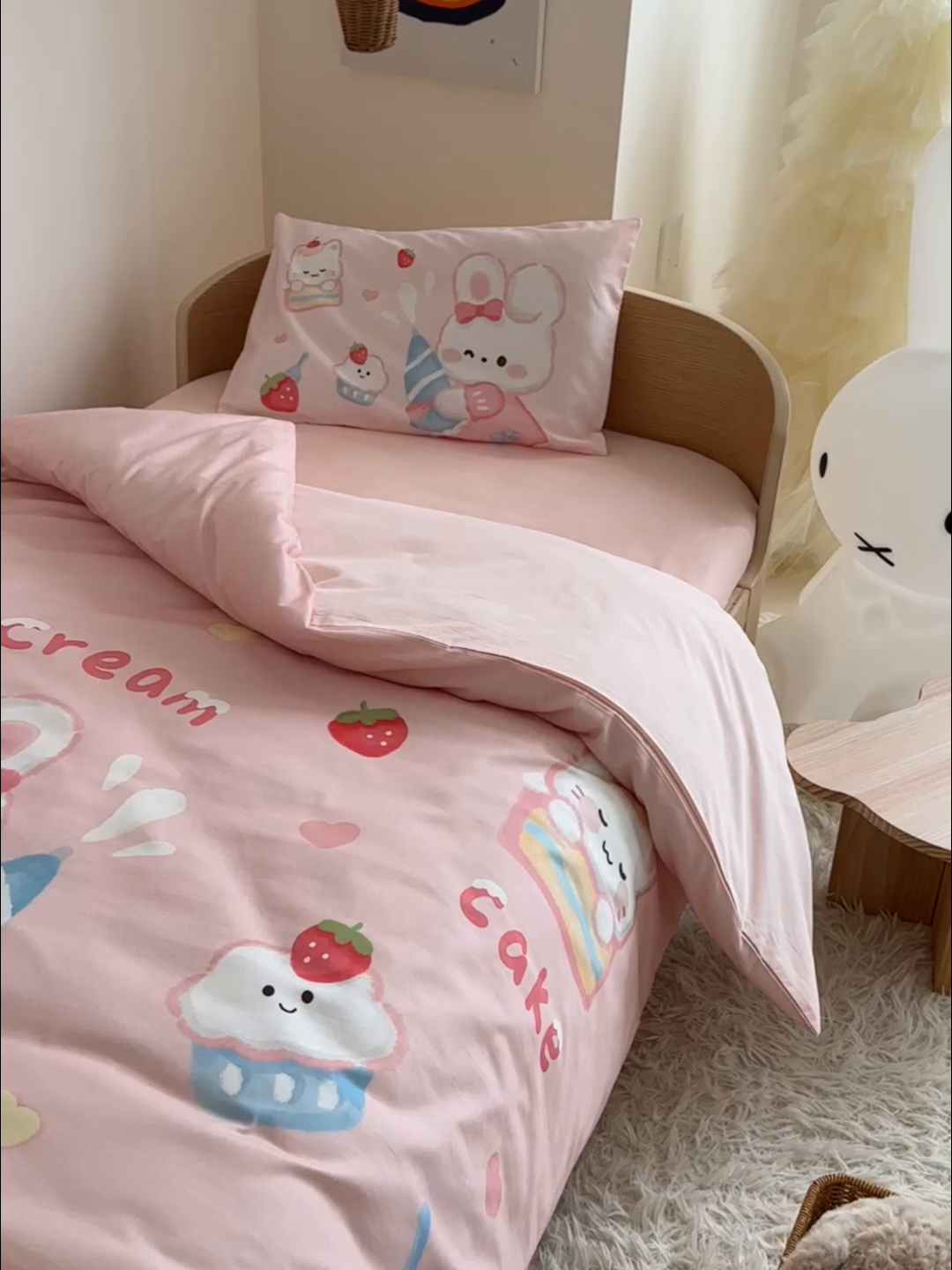 91家纺网 家纺一手货源 找家纺 嗨生活 2025新款A类全棉纯棉40s数码印花原创大版卡通幼儿园套件 幼儿园三件套 萌小兔