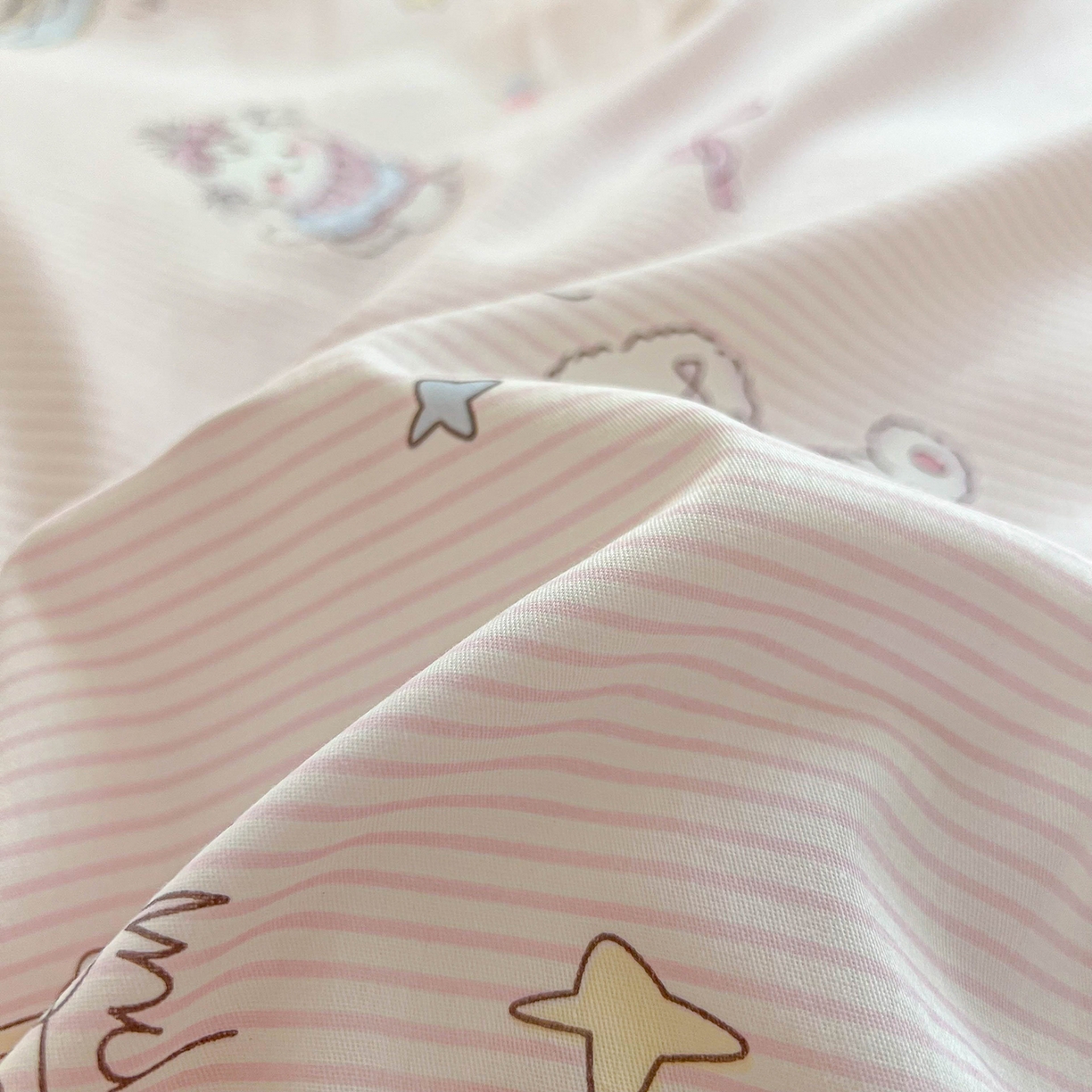 91家纺网 家纺一手货源 找家纺 麦伦家居 2025新款40s斜纹全棉纯棉跑量款卡通小清新四件套 甜品小狗