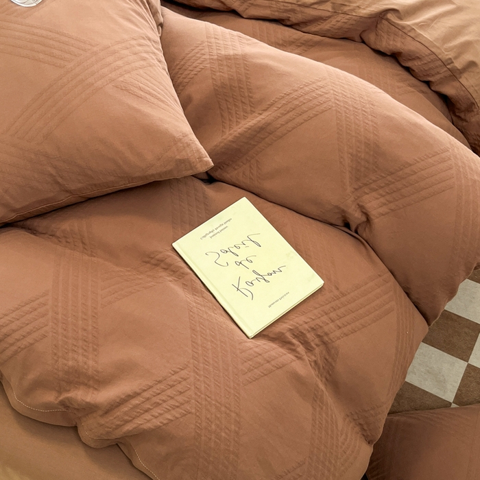 91家纺网 家纺一手货源 找家纺 沐棉家居 2025新款亲肤舒适全棉纯棉提花四件套 菱格咖