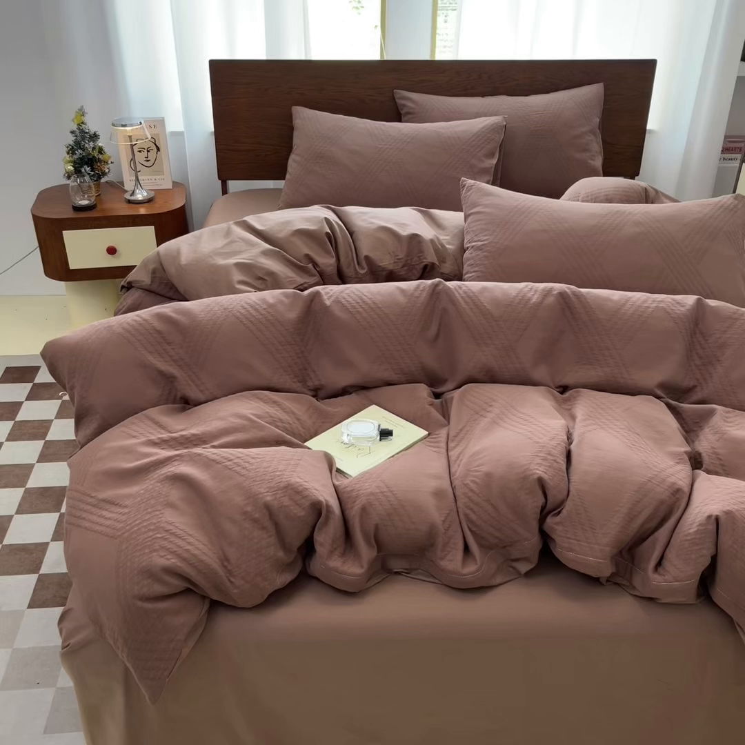 91家纺网 家纺一手货源 找家纺 沐棉家居 2025新款亲肤舒适全棉纯棉提花四件套 菱格咖