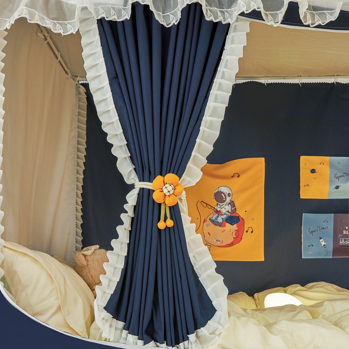 91家纺网 家纺一手货源 找家纺 （总）夏彩 2025新款植绒布蕾丝绣花强遮光铁艺支架学生蚊帐-88625