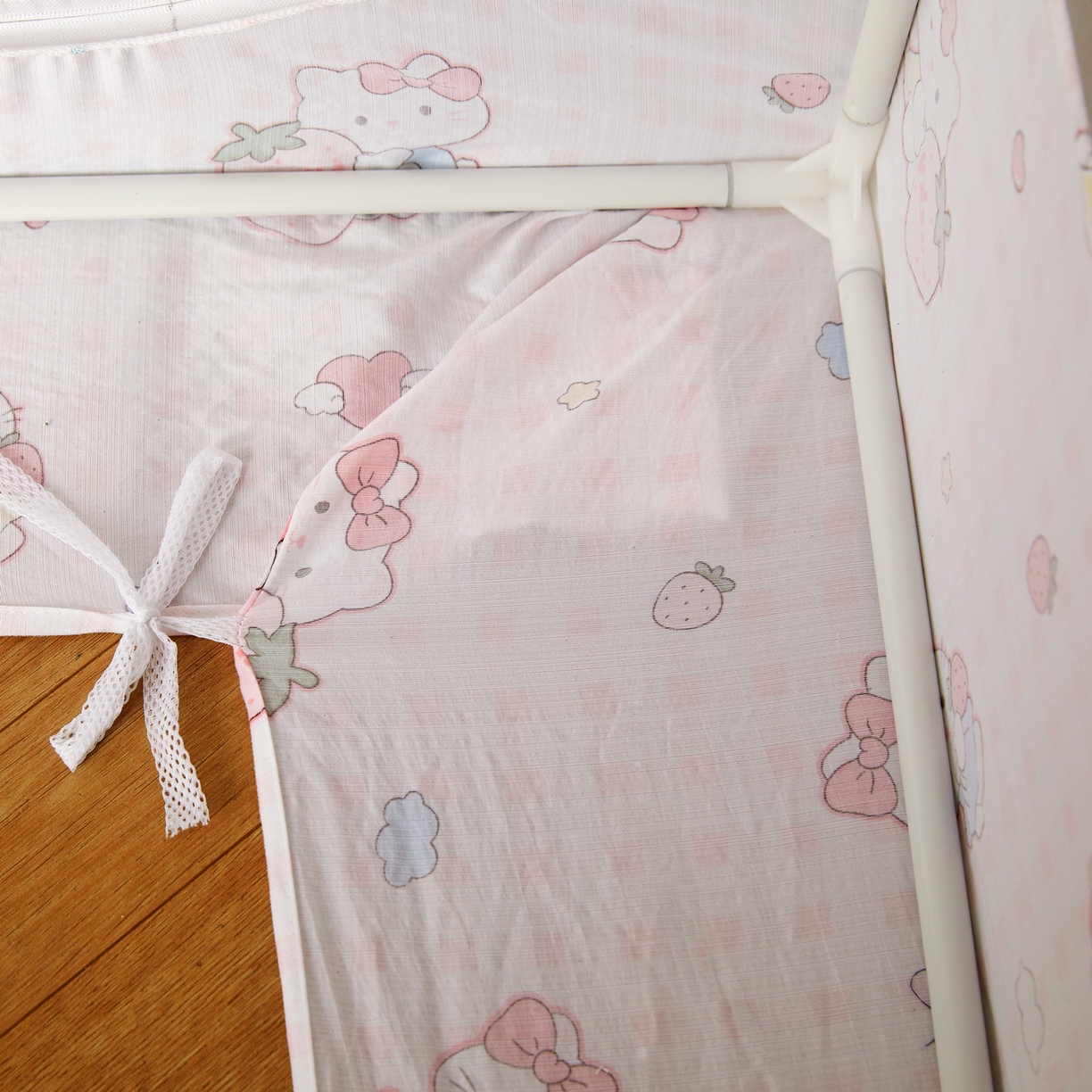 91家纺网 家纺一手货源 找家纺 （总）夏彩 2025新款棉麻雪纺花边床帘强遮光印花铁艺支架学生蚊帐-88626