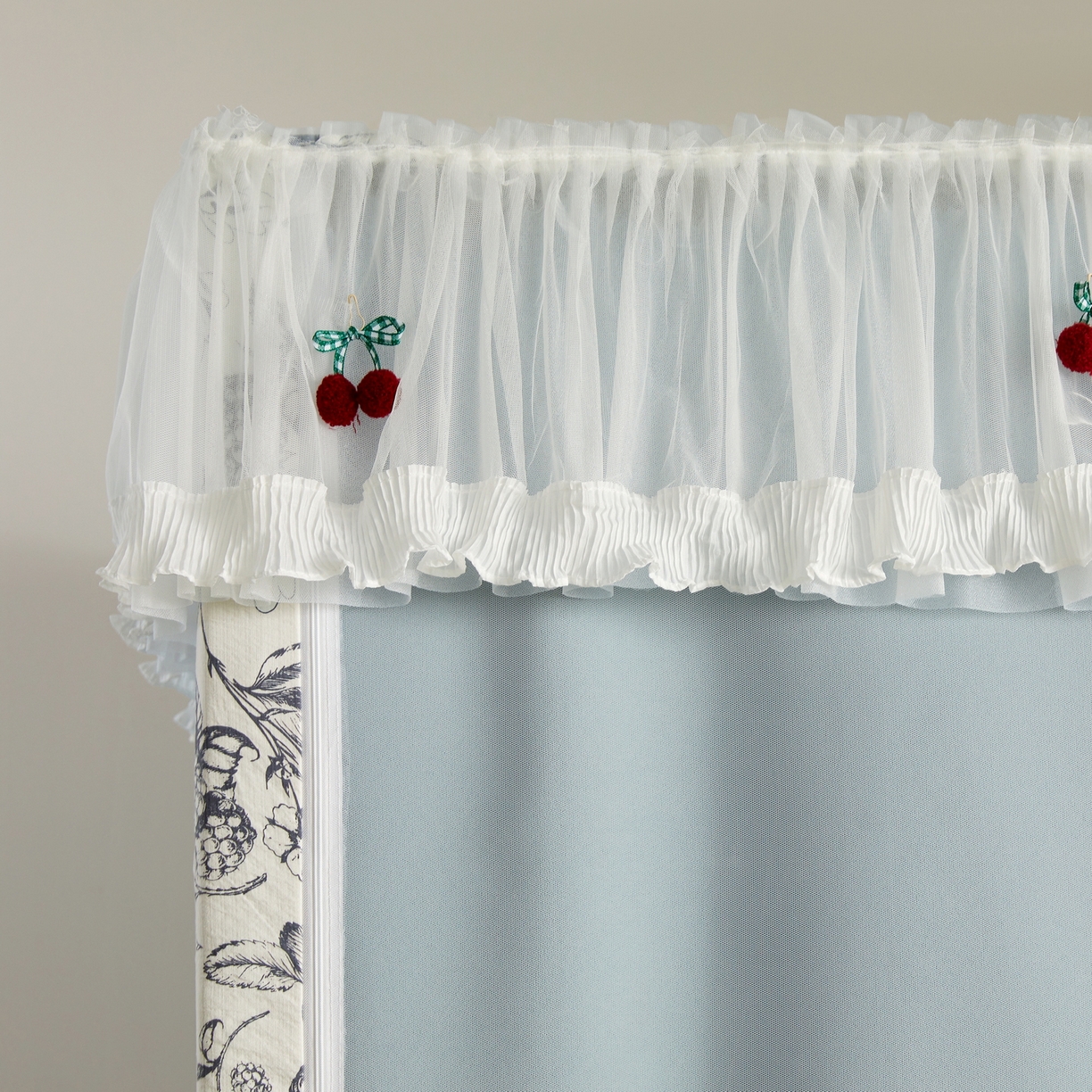 91家纺网 家纺一手货源 找家纺 夏彩 2025新款棉麻雪纺花边床帘强遮光印花铁艺支架学生蚊帐-88626 88626-花间语