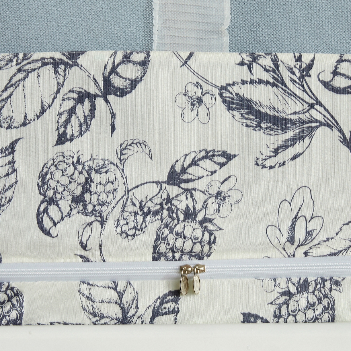 91家纺网 家纺一手货源 找家纺 夏彩 2025新款棉麻雪纺花边床帘强遮光印花铁艺支架学生蚊帐-88626 88626-花间语