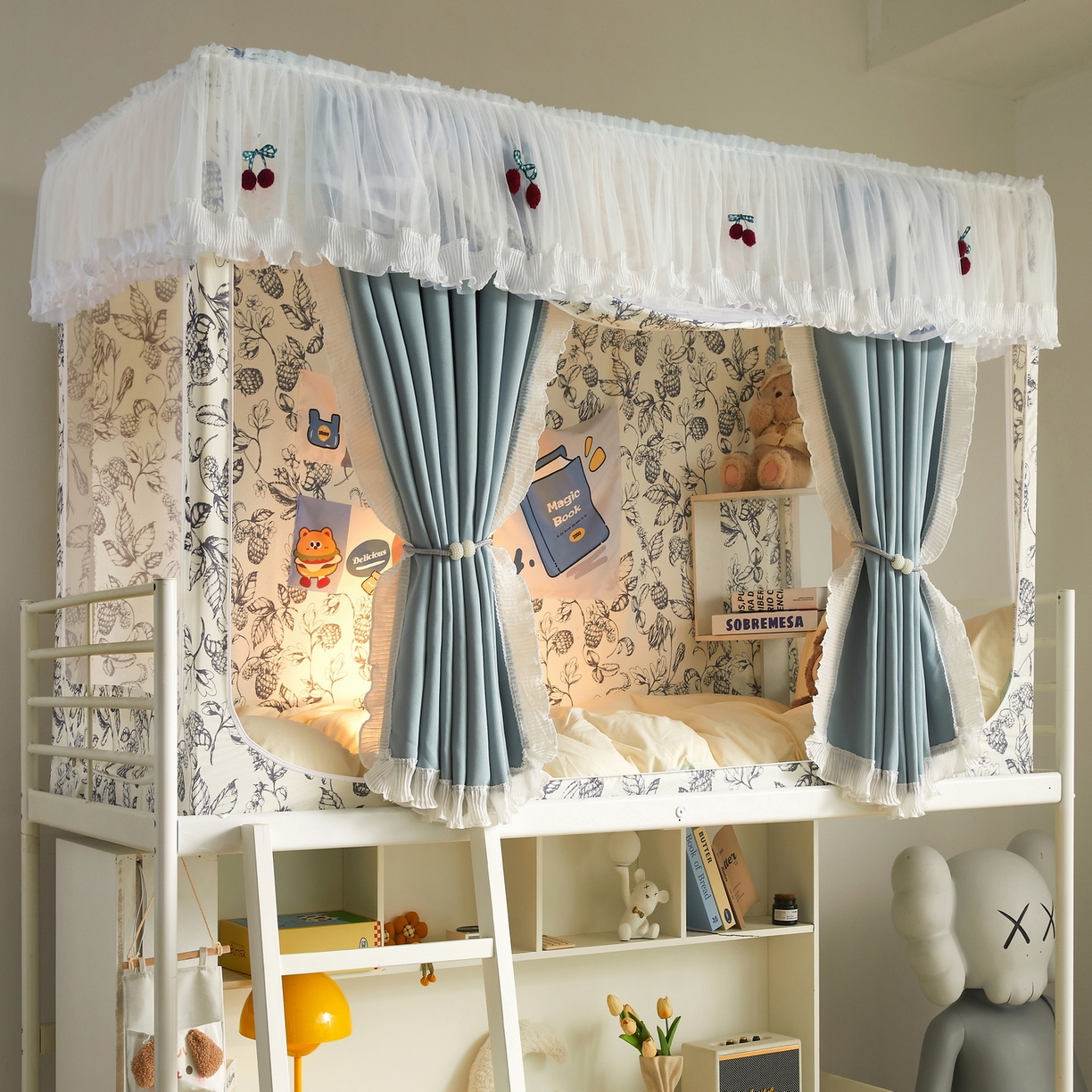 91家纺网 家纺一手货源 找家纺 夏彩 2025新款棉麻雪纺花边床帘强遮光印花铁艺支架学生蚊帐-88626 88626-花间语