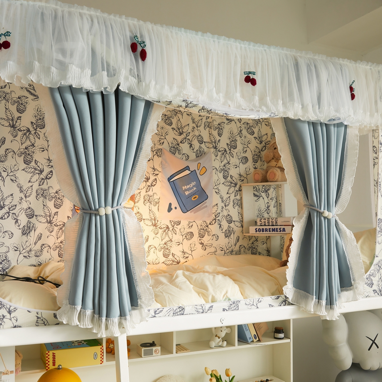 91家纺网 家纺一手货源 找家纺 夏彩 2025新款棉麻雪纺花边床帘强遮光印花铁艺支架学生蚊帐-88626 88626-花间语