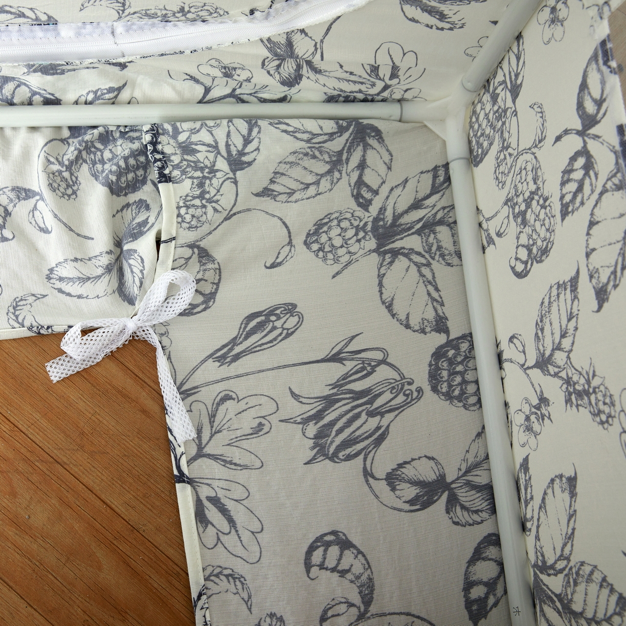 91家纺网 家纺一手货源 找家纺 夏彩 2025新款棉麻雪纺花边床帘强遮光印花铁艺支架学生蚊帐-88626 88626-花间语