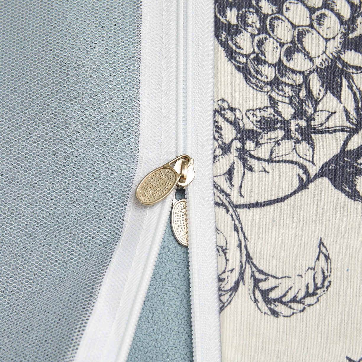 91家纺网 家纺一手货源 找家纺 夏彩 2025新款棉麻雪纺花边床帘强遮光印花铁艺支架学生蚊帐-88626 88626-花间语