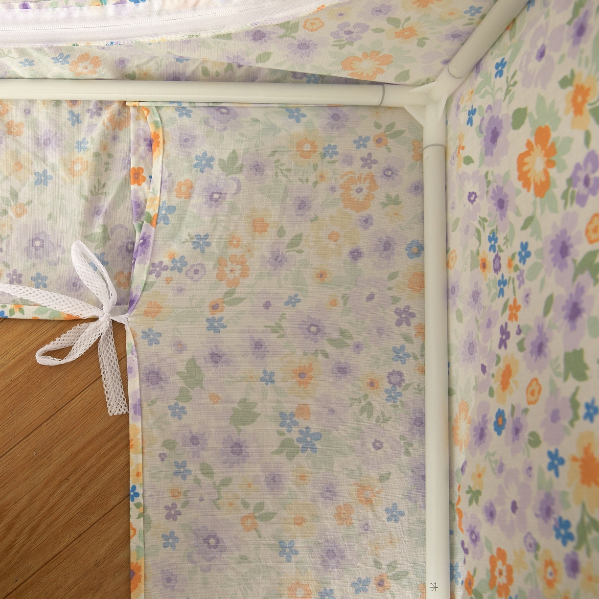 91家纺网 家纺一手货源 找家纺 夏彩 2025新款棉麻雪纺花边床帘强遮光印花铁艺支架学生蚊帐-88626 88626-花千朵