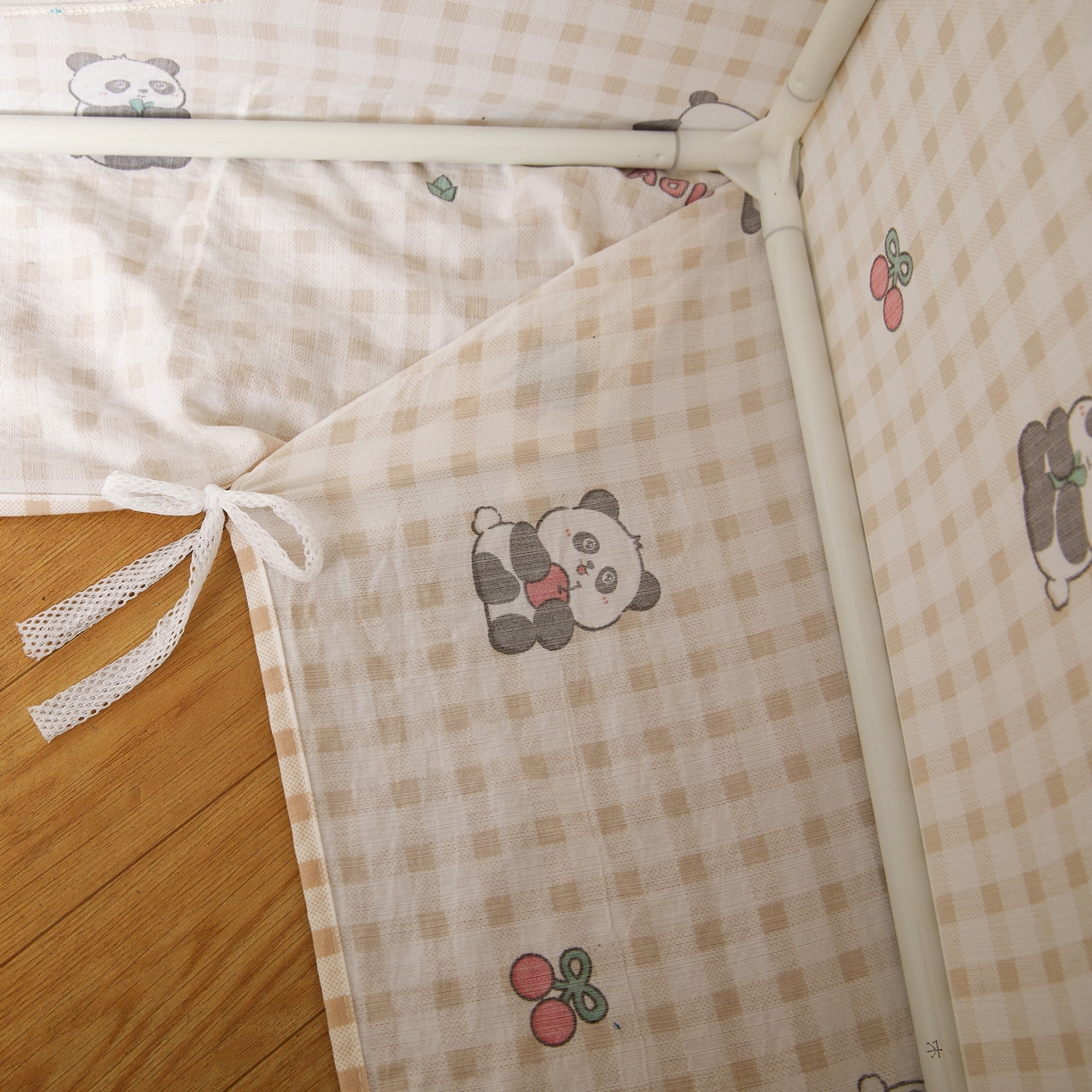 91家纺网 家纺一手货源 找家纺 夏彩 2025新款棉麻雪纺花边床帘强遮光印花铁艺支架学生蚊帐-88626 88626-礼物熊