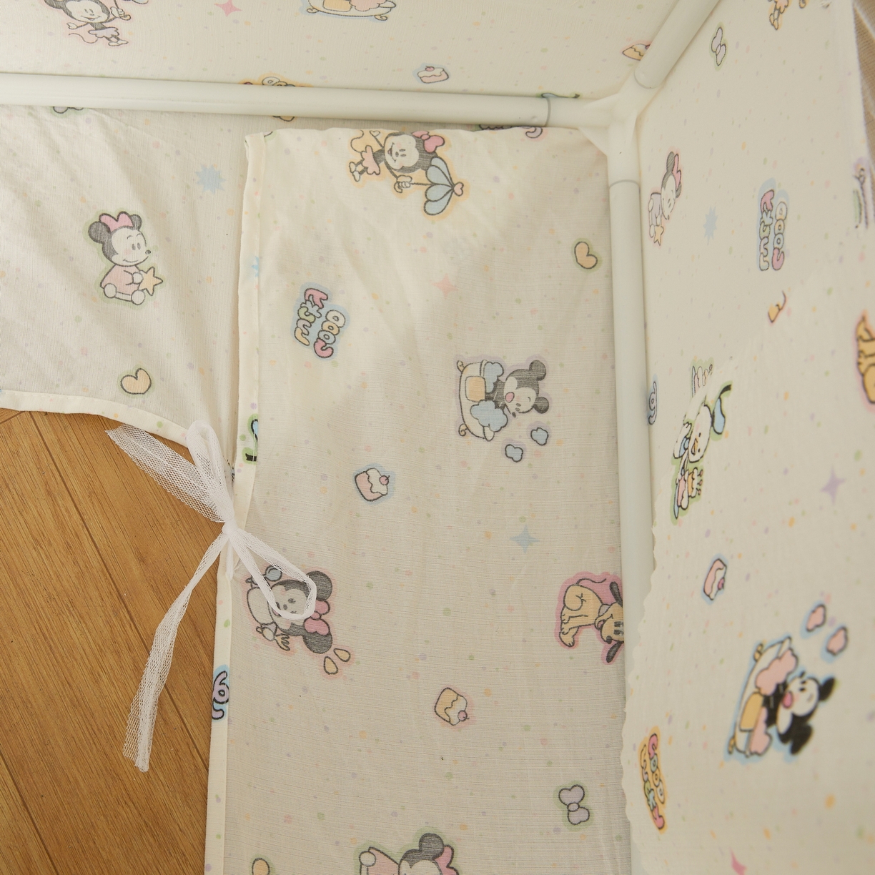 91家纺网 家纺一手货源 找家纺 夏彩 2025新款棉麻雪纺花边床帘强遮光印花铁艺支架学生蚊帐-88626 88626-童梦园