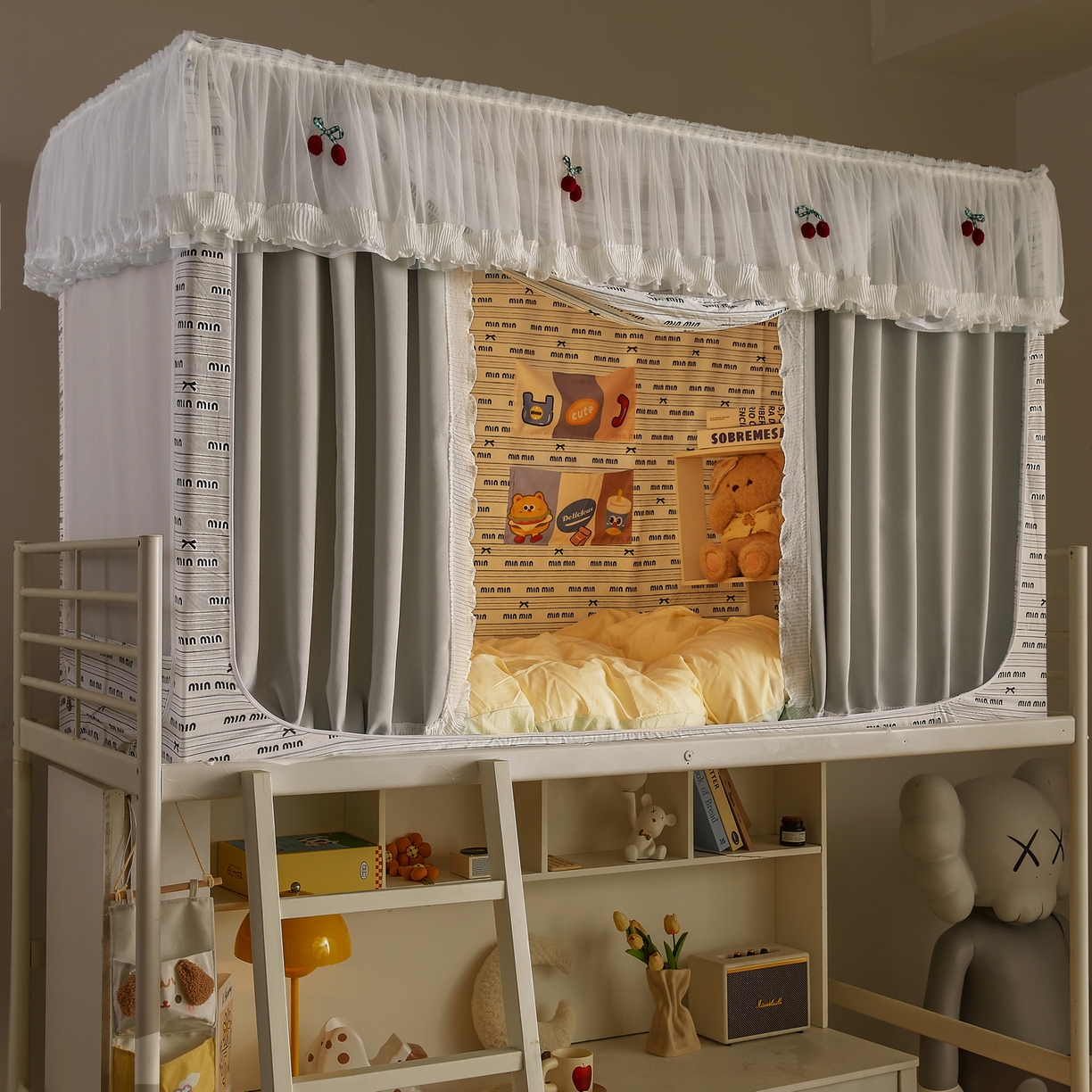 91家纺网 家纺一手货源 找家纺 夏彩 2025新款棉麻雪纺花边床帘强遮光印花铁艺支架学生蚊帐-88626 88626-字母结