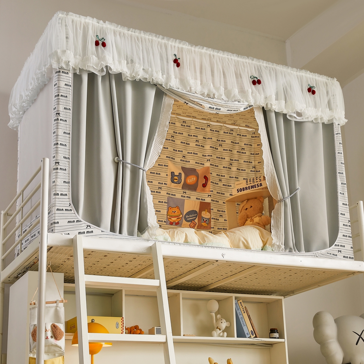 91家纺网 家纺一手货源 找家纺 夏彩 2025新款棉麻雪纺花边床帘强遮光印花铁艺支架学生蚊帐-88626 88626-字母结