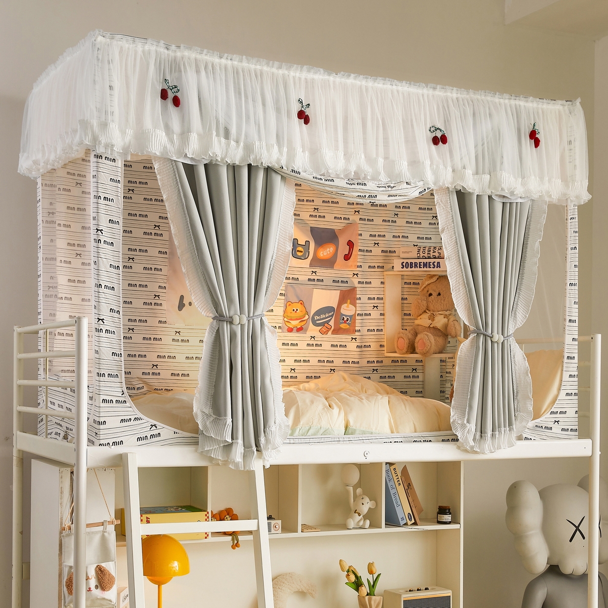 91家纺网 家纺一手货源 找家纺 夏彩 2025新款棉麻雪纺花边床帘强遮光印花铁艺支架学生蚊帐-88626 88626-字母结