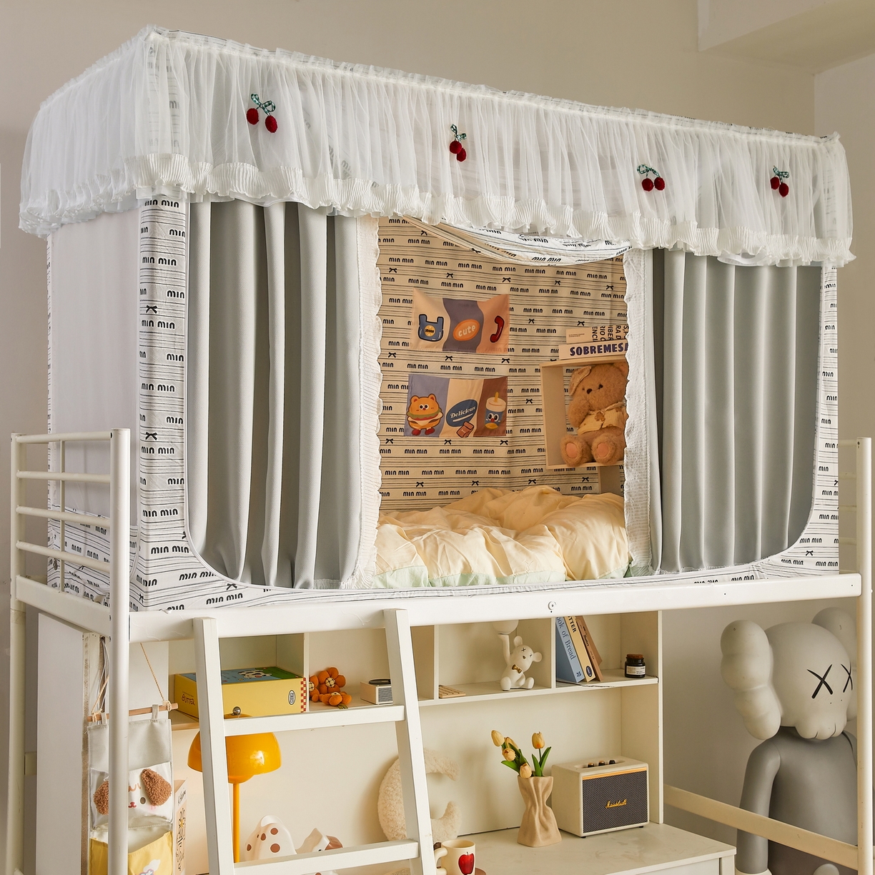 91家纺网 家纺一手货源 找家纺 夏彩 2025新款棉麻雪纺花边床帘强遮光印花铁艺支架学生蚊帐-88626 88626-字母结