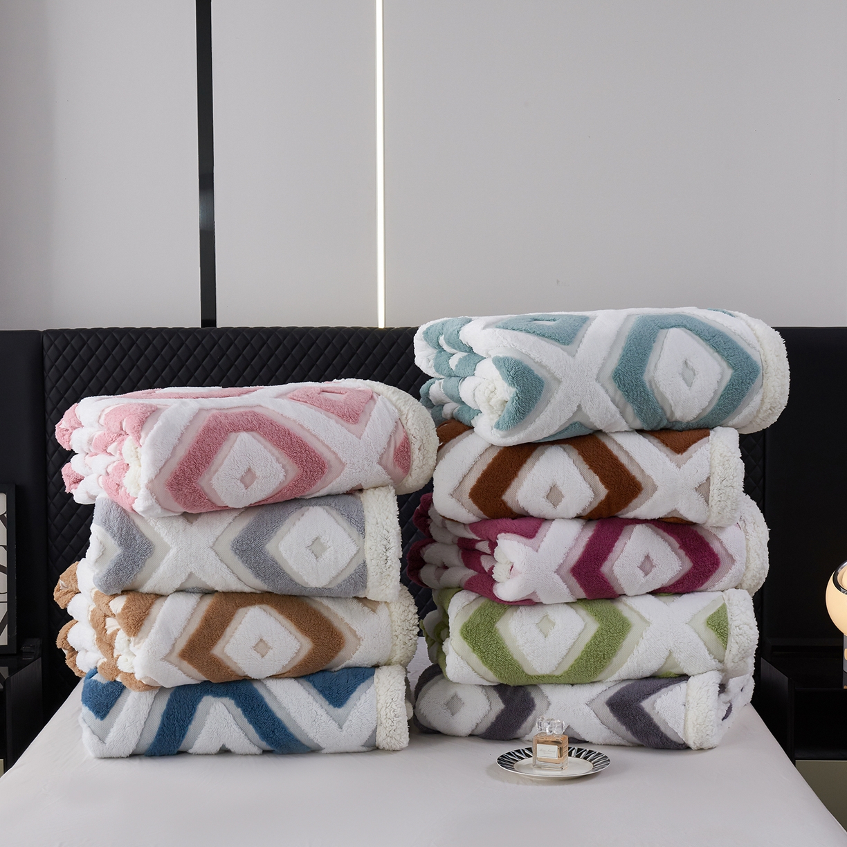 91家纺网 家纺一手货源 找家纺 （总）枋梢家纺 2025新款几何空间阳离子提花镂空塔芙绒羊羔绒保暖午睡双层毛毯办公室盖毯