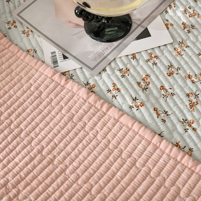 91家纺网 家纺一手货源 找家纺 橙子家居 2024新款高温水洗双面全棉纯棉斜纹13372印花款单品床盖  单床盖 沁花-绿