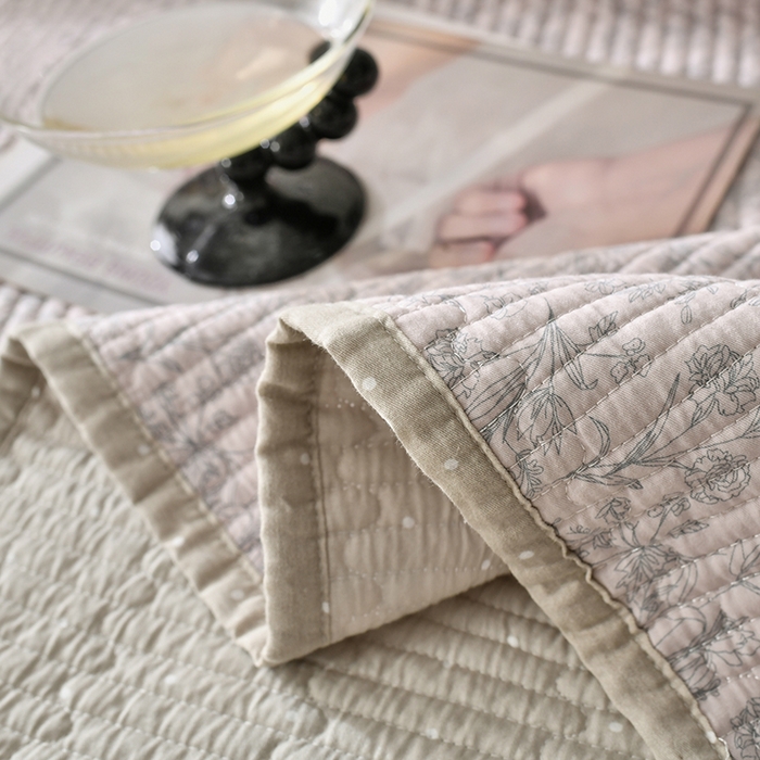 91家纺网 家纺一手货源 找家纺 橙子家居 2024新款高温水洗双面全棉纯棉斜纹13372印花款单品床盖  单床盖 雾里花-粉