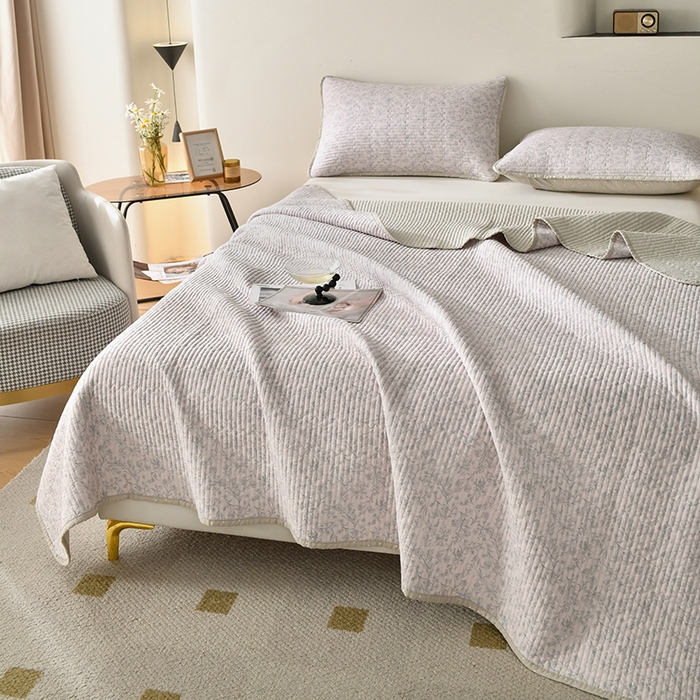 91家纺网 家纺一手货源 找家纺 橙子家居 2024新款高温水洗双面全棉纯棉斜纹13372印花款单品床盖  单床盖 雾里花-粉